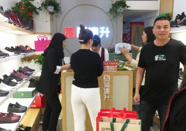 鞋店如何通過“鞋子以舊換新”的活動盈利？