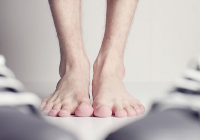 腳上長(zhǎng)繭就是因?yàn)榇┎缓夏_的鞋子！